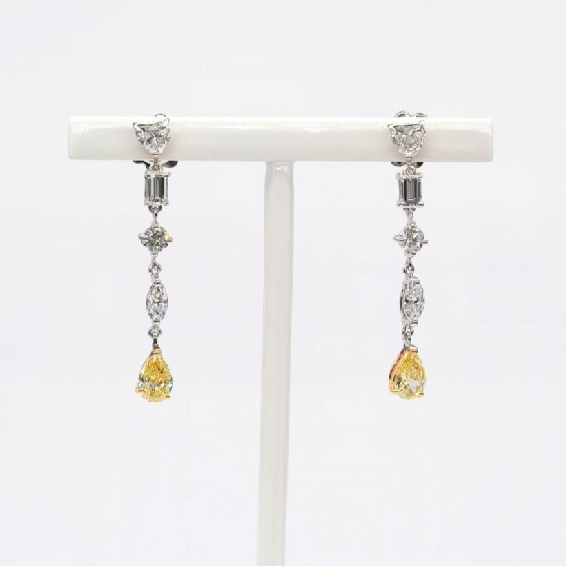 Boucles d'oreilles pendantes Longinus, diamants et poires diamants jaune.