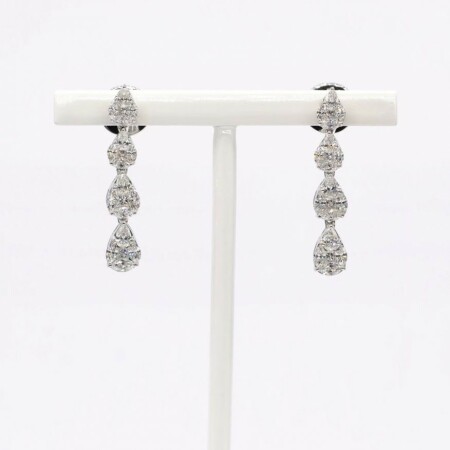 Boucles d\'oreilles gouttes pendantes Longinus or blanc et diamants