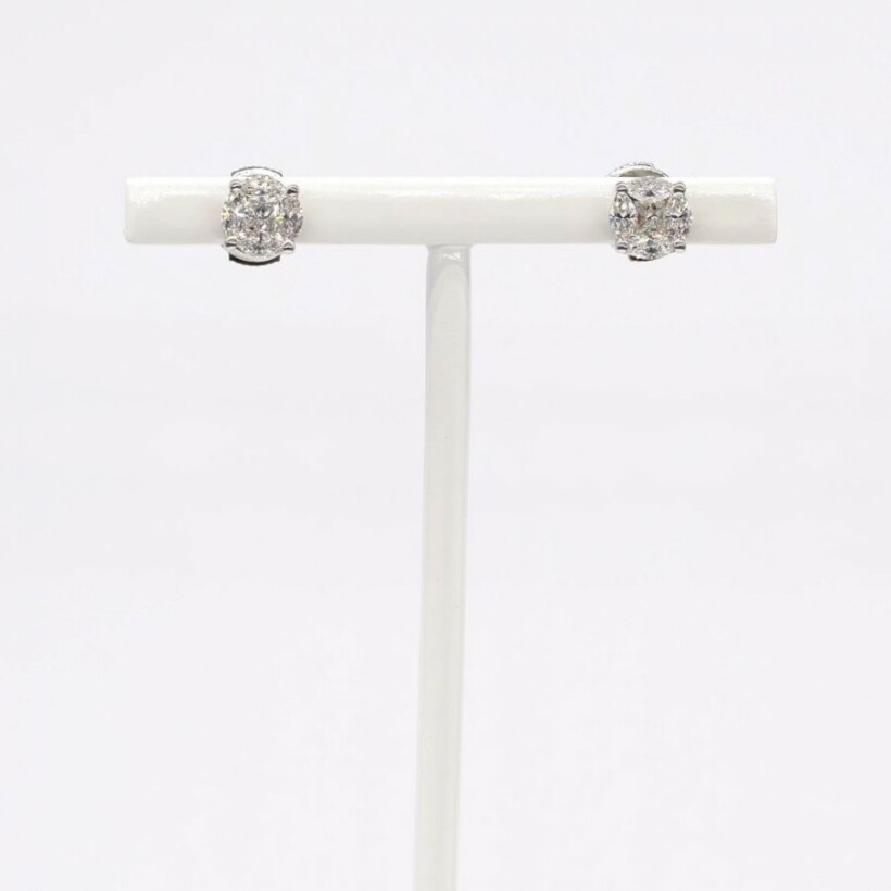 Boucles d'oreilles puces Longinus multi-diamants, or blanc