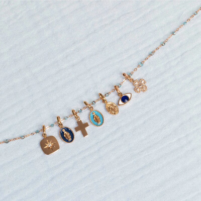 Pendentif Gigi Clozeau Madone en or rose et résine bleu prusse