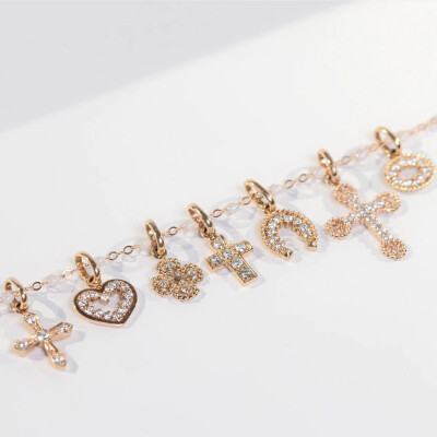 Pendentif Gigi Clozeau Croix en or rose et diamants