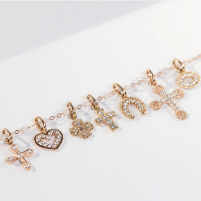 Pendentif Gigi Clozeau Trèfle en or rose et diamants