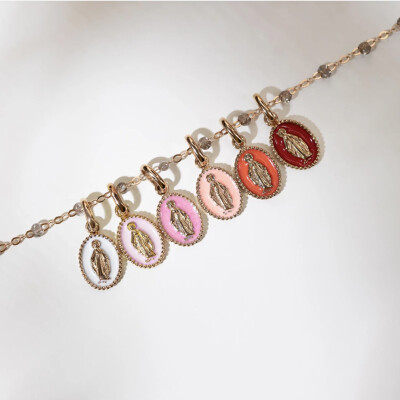 Pendentif Gigi Clozeau Madone en or rose, résine blanche émaillée