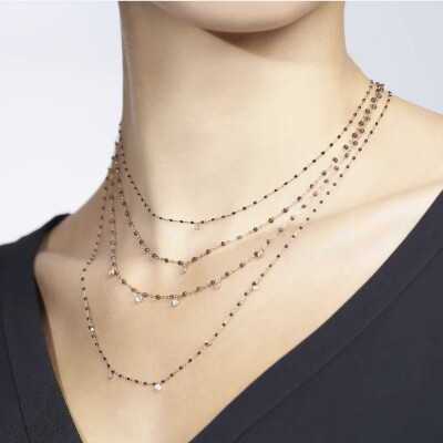 Collier Gigi Clozeau en or rose, résine noire et 5 diamants, taille 55cm