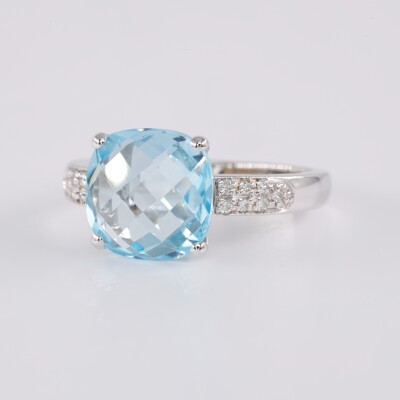 Bague poppy blue or blanc, diamants et topaze bleue