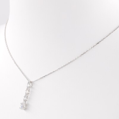 Pendentif en or blanc pluie de diamant taille poire baguette et brillant sur chaine en maille forçat