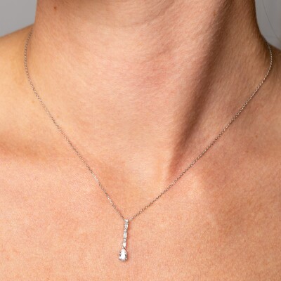 Pendentif en or blanc pluie de diamant taille poire baguette et brillant sur chaine en maille forçat