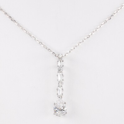 Pendentif en or blanc pluie de diamant taille poire baguette et brillant sur chaine en maille forçat