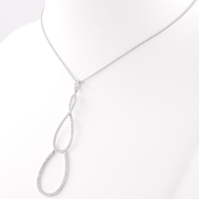 Pendentif or blanc articulé 3 gouttes entrelacées serties de diamants sur chaine en or blanc