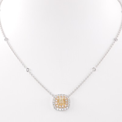 Collier en or blanc centre carré surmonté d\'un diamant jaune et constellation de diamants