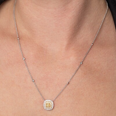 Collier en or blanc centre carré surmonté d\'un diamant jaune et constellation de diamants