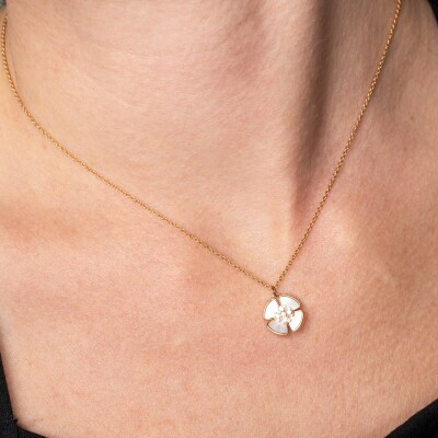 Collier trèfle en or rose et nacre au coeur serti de diamants