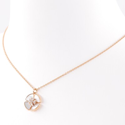 Collier trèfle en or rose et nacre au coeur serti de diamants