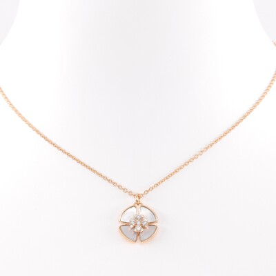Collier trèfle en or rose et nacre au coeur serti de diamants