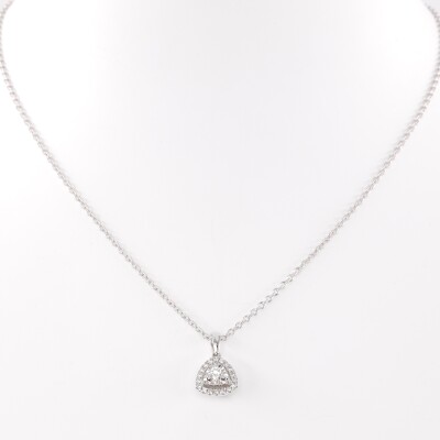 Pendentif en or blanc motif triangle serti d'un diamant pavage diamants