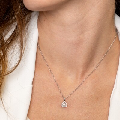 Pendentif en or blanc motif triangle serti d'un diamant pavage diamants