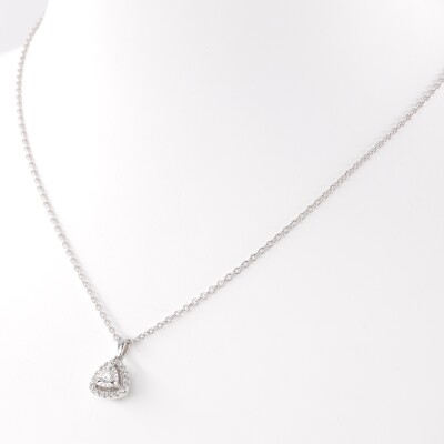 Pendentif en or blanc motif triangle serti d'un diamant pavage diamants
