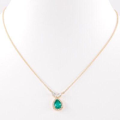 Pendentif sur chaine or jaune emeraude taille poire et diamants.