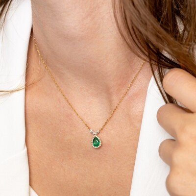 Pendentif sur chaine or jaune emeraude taille poire et diamants.