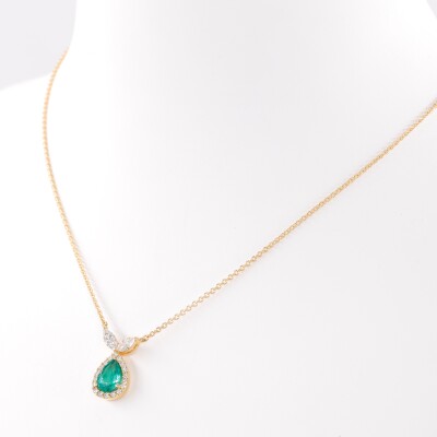 Pendentif sur chaine or jaune emeraude taille poire et diamants.
