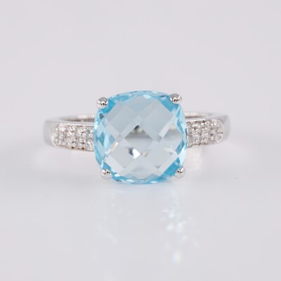 Bague poppy blue or blanc, diamants et topaze bleue