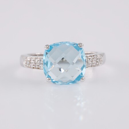 Bague poppy blue or blanc, diamants et topaze bleue