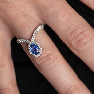 Bague en or blanc saphir bleu ovale & diamants