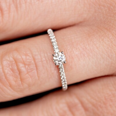 Solitaire or blanc, centre diamant taille brillant 0.20ct & diamants