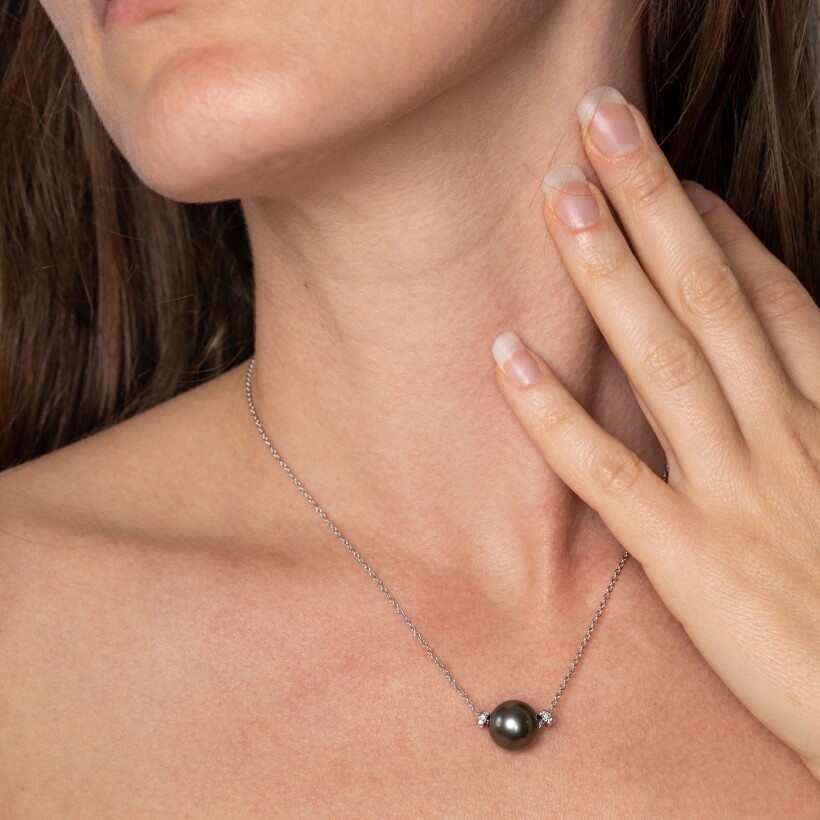 Collier en or blanc et perle de noire de tahiti 11.5-12mm bordé de motifs pavés de diamants.