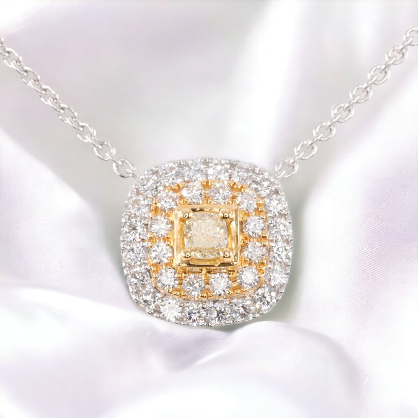 Collier or blanc centre carré surmonté d'un diamant jaune et constellation de diamants.