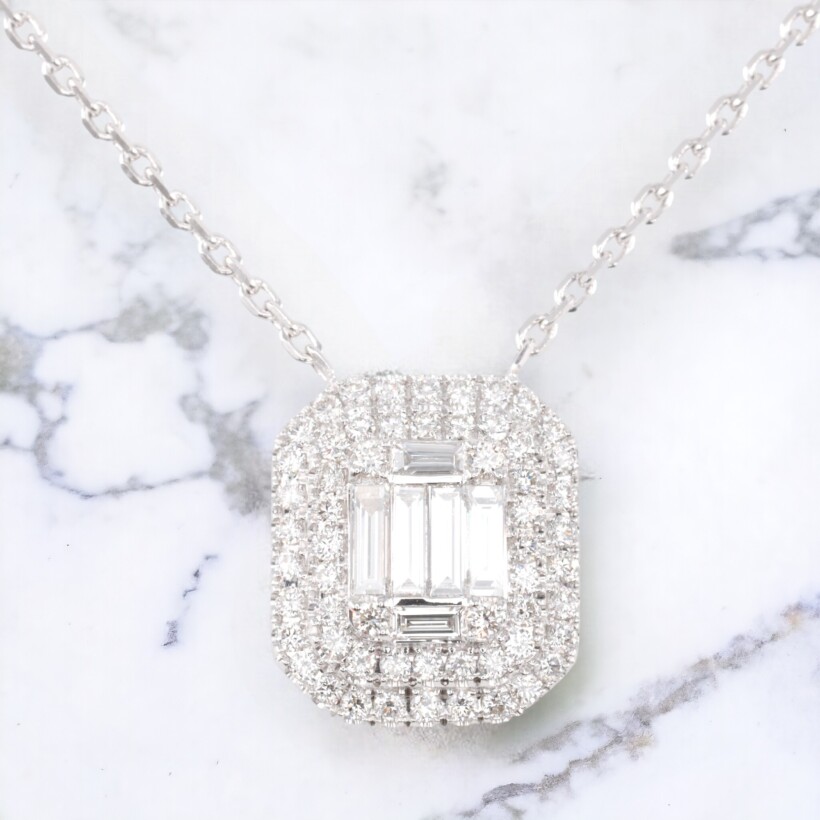 Collier en or blanc serti de diamants et pendentif en diamant serti illusion pavé