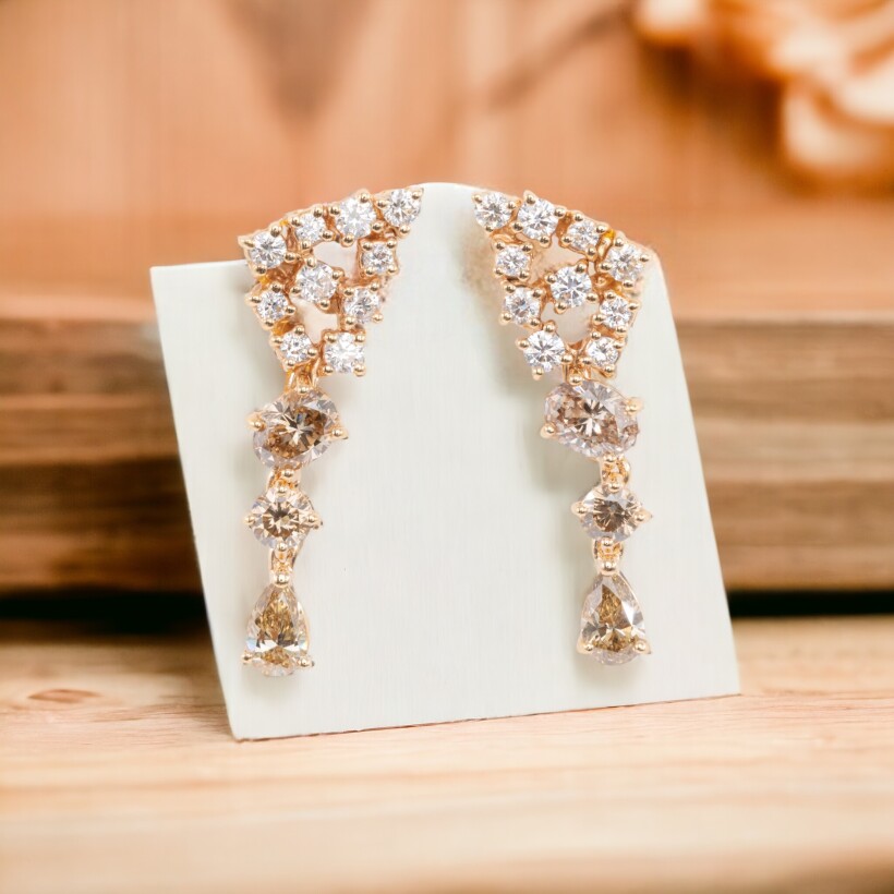 Boucles d'oreilles pendantes collection Automne, en or rose 18 carats et diamants (brillants, ovales et poires) extra blanc et cognacs