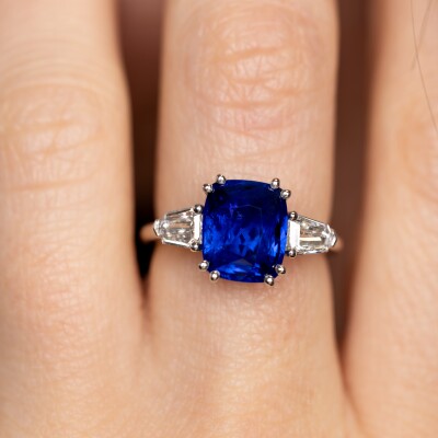 Bague or blanc, centre saphir taille coussin & diamants trapèze