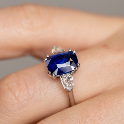 Bague or blanc, centre saphir taille coussin & diamants trapèze