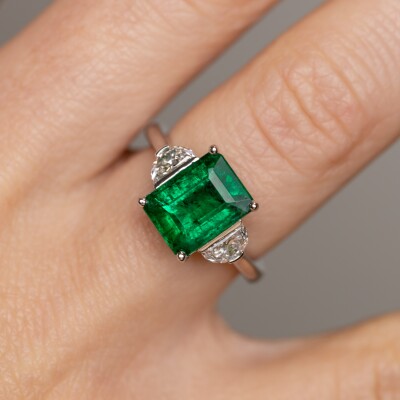 Bague en or blanc avec émeraude zambienne et diamants en demi-lune