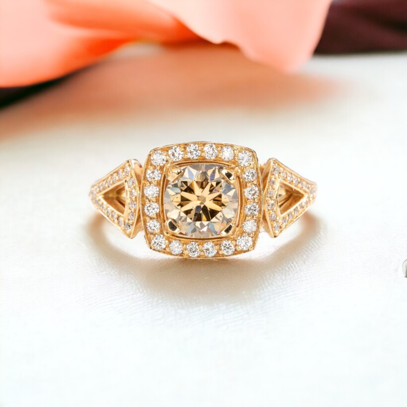 Bague en or rose avec diamant brun central et pavé de diamants