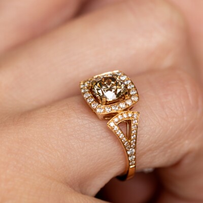 Bague en or rose diamant brun central et pavé de diamants