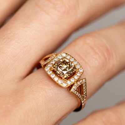 Bague en or rose diamant brun central et pavé de diamants