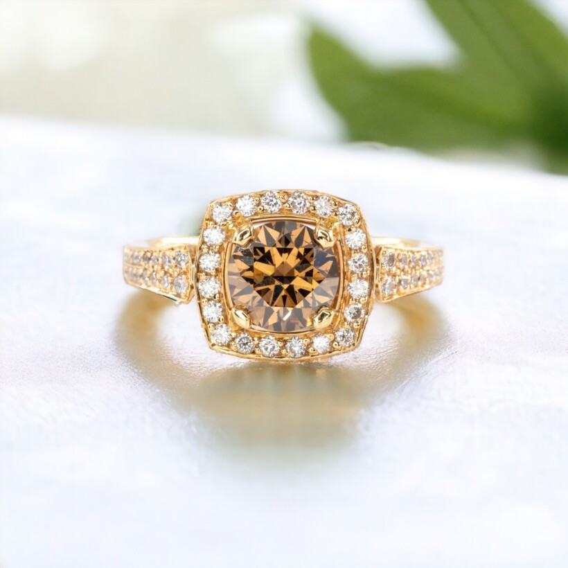 Bague en or rose avec diamant brun central et halo de diamants blancs
