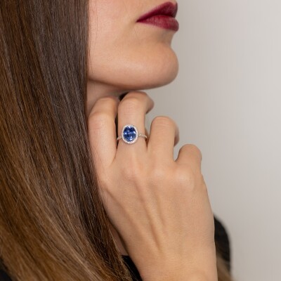 Bague en or blanc sertie d\'un saphir ovale et de diamants
