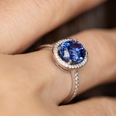 Bague en or blanc sertie d\'un saphir ovale et de diamants