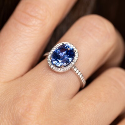 Bague en or blanc sertie d\'un saphir ovale et de diamants