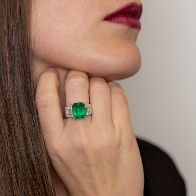 Bague or blanc, centre émeraude taille émeraude, diamants baguette & brillant