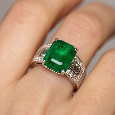 Bague or blanc, centre émeraude taille émeraude, diamants baguette & brillant