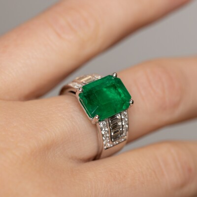 Bague or blanc, centre émeraude taille émeraude, diamants baguette & brillant