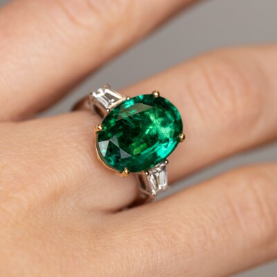 Bague bicolore avec émeraude ovale et diamants trapèze