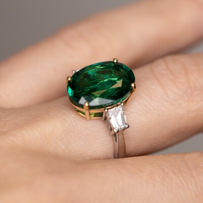 Bague bicolore avec émeraude ovale et diamants trapèze