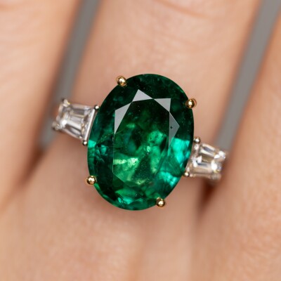 Bague bicolore avec émeraude ovale et diamants trapèze