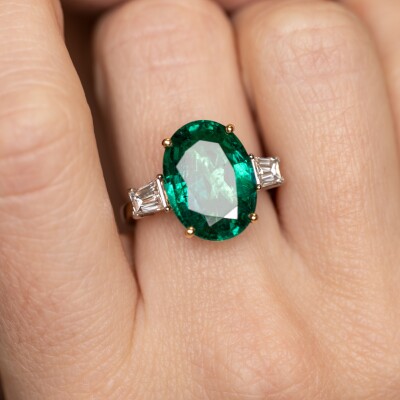Bague bicolore avec émeraude ovale et diamants trapèze