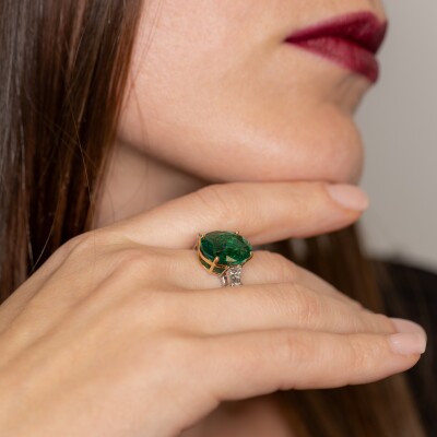 Bague bicolore avec émeraude ovale et diamants trapèze